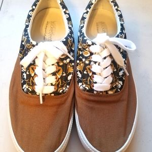 Gently used Men's 11 Bucketfeet shoes.